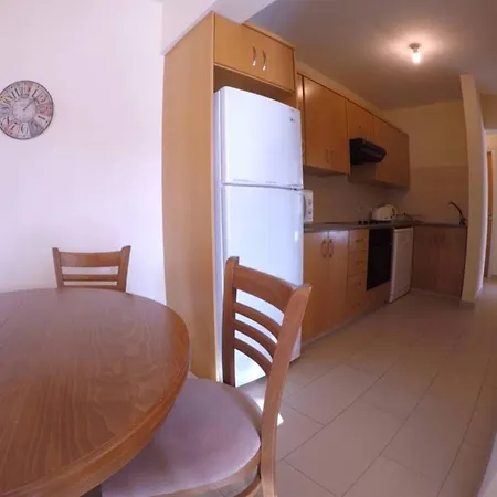 Andros 2 Bed, Free Wi-fi, Safe, Complex Pool * Paralimni
