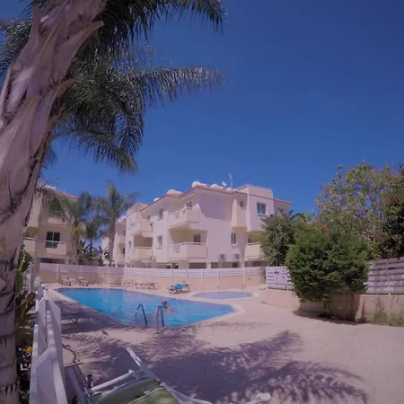 Andros 2 Bed, Free Wi-fi, Safe, Complex Pool Apartment Paralimni