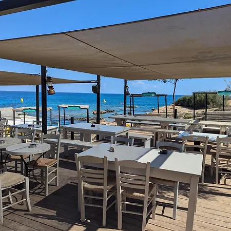 Andros 2 Bed, Free Wi-fi, Safe, Complex Pool Apartment Paralimni