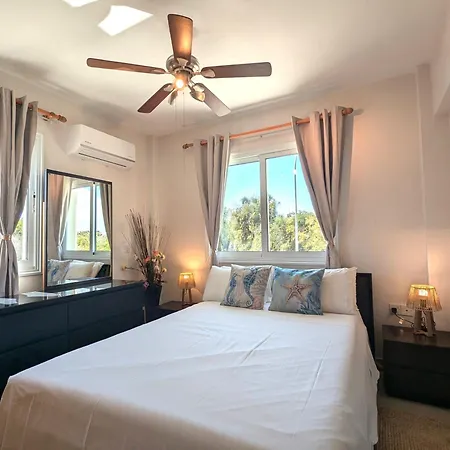 Andros 2 Bed, Free Wi-fi, Safe, Complex Pool شقة
